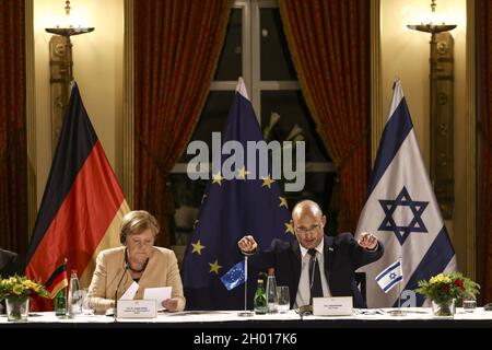 Jérusalem, Israël.10 octobre 2021.La chancelière allemande Angela Merkel et le Premier ministre israélien Naftali Bennett discutèrent lors d'une table ronde avec des entrepreneurs israéliens à Jérusalem, le dimanche 10 octobre 2021.Photo de piscine par Ronen Zvulun/UPI crédit: UPI/Alamy Live News Banque D'Images