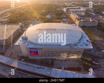 Vue aérienne d'Amway Center au coucher du soleil au 400 West Church Street dans le centre-ville d'Orlando, Floride FL, États-Unis.Cette arène intérieure abrite la Orlando Magic Banque D'Images