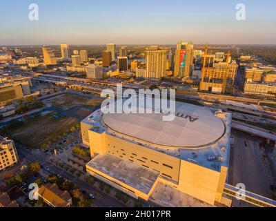 Vue aérienne d'Amway Center au coucher du soleil avec vue sur le quartier d'affaires moderne d'Orlando en arrière-plan dans la ville d'Orlando, Floride FL, États-Unis.Cet ar. Intérieur Banque D'Images