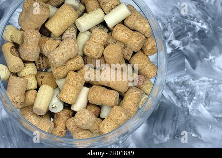 Liège naturel de différentes sociétés et fabricants de vin vue de dessus.Micro-bouchons pour le vin et le champagne. Banque D'Images