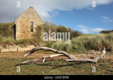 Chapelle mortuaire abandonnée sur Church Hill, Alnmouth, Northumberland, Royaume-Uni. Banque D'Images