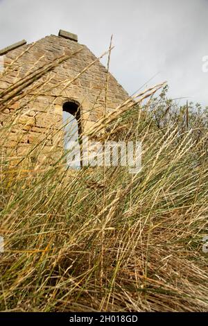 Chapelle mortuaire abandonnée sur Church Hill, Alnmouth, Northumberland, Royaume-Uni. Banque D'Images