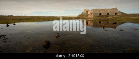 Les fours à chaux de Castle point et le château de Lindisfarne datant du 16th siècle, Holy Island, Northumberland, Royaume-Uni. Banque D'Images