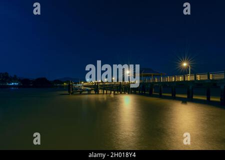 Longue exposition nuit image de la jetée de Rawai sur l'île de phuket en Thaïlande avec de l'eau soyeuse Banque D'Images