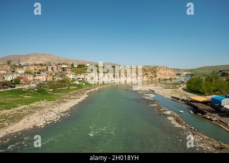 Les eaux du Tigre qui traverse la ville de Hasankeyf avec une falaise pleine de grottes dans une zone de Mésopotamie Banque D'Images