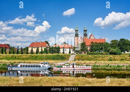 Des bateaux de croisière sur la rivière Warta et les clochers de la cathédrale historique de Poznan Banque D'Images