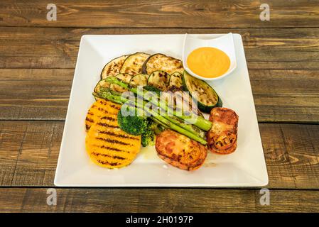 Mélange de légumes grillés au charbon de bois, asperges sauvages, crème de potiron, totas, oignon blanc,courgettes laminées, tranches d'aubergines et branches de brocoli Banque D'Images