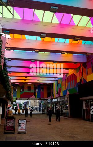 Hertford Street avec installation d'art coloré, Coventry, West Midlands, Angleterre, Royaume-Uni Banque D'Images