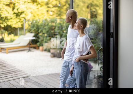 Un couple multiracial se trouve sur la terrasse de la maison Banque D'Images