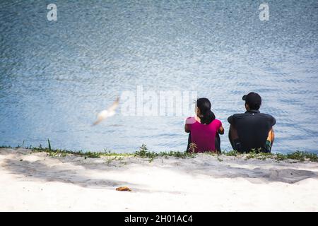 Salvador, Bahia, Brésil - 17 août 2014 : couple appréciant et relaxant en face du magnifique paysage du Parque de Pituacu. Banque D'Images