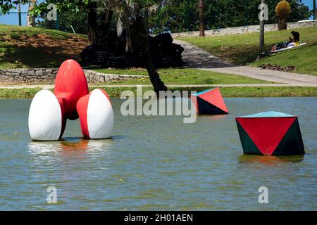 Salvador, Bahia, Brésil - 17 août 2014 : sculpture en acier réalisée par l'artiste en plastique Mário Cravo Júnior, décorant le Parque de Pituacu. Banque D'Images