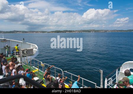 Salvador, Bahia, Brésil - 30 décembre 2018 : passagers sur le ferry profitant de la vue sur la célèbre île Itaparica à Salvador, Bahia. Banque D'Images