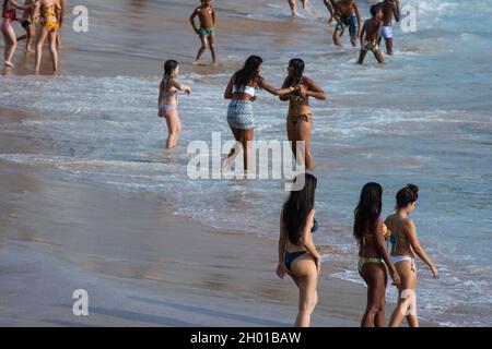 Salvador, Bahia, Brésil - 08 janvier 2019: Les gens à la plage de Porto da Barra entrant dans la mer de vagues intenses. Banque D'Images