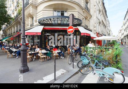 Paris, France-07 octobre 2021 : autrefois boulangerie, le café Charlot a été transformé en bistro typiquement parisien.Il est situé dans le Marais Banque D'Images