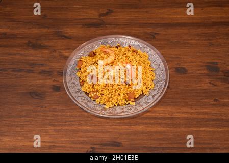 Paella de riz Senyoret avec fruits de mer, crevettes et calmar sur une assiette en verre Banque D'Images