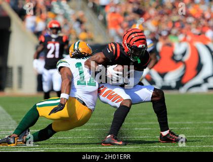 Cincinnati, Ohio, États-Unis.10 octobre 2021.Interception Chidobe Awuzie (22) à l'équipe de football de la NFL entre les Green Bay Packers et les Cincinnati Bengals au stade Paul Brown de Cincinnati, Ohio.JP Waldron/Cal Sport Media/Alamy Live News Banque D'Images