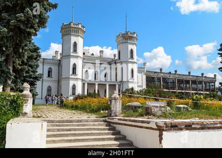 SHAROVKA, UKRAINE - 24 JUILLET 2021 : manoir conservé dans le style néo-gothique (fin du XIXe siècle) Banque D'Images