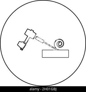 Marteau à bois avec burin utilisant des copeaux de surface de traitement utiliser un bras outil à bois icône de fraiseuse d'atelier en cercle rond vecteur de couleur noire Illustration de Vecteur