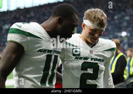 Londres, Royaume-Uni.10 octobre 2021 ; Tottenham Hotspur Stadium, Londres, Angleterre ; NFL UK Series,Atlanta Falcons versus New York Jets: Un quartier de New York Jets abattu Zach Wilson (2) avec Denzel Mims (11) Credit: Action plus Sports Images/Alay Live News Banque D'Images