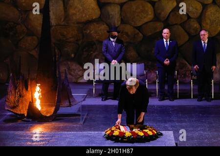 Jérusalem, Israël.10 octobre 2021.(La chancelière allemande sortante Angela Merkel (Front) dépose une couronne dans le Hall du souvenir de Yad Vashem, le Centre mondial de la mémoire de l'Holocauste, à Jérusalem, le 10 octobre 2021.Merkel a commencé sa visite en Israël dimanche matin, marquant son dernier voyage officiel dans le pays avant son départ.(JINI via Xinhua) Credit: Xinhua/Alay Live News Banque D'Images