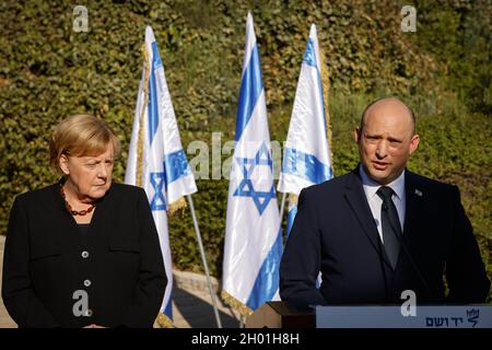 Jérusalem, Israël.10 octobre 2021.(Le Premier ministre israélien Naftali Bennett (R) parle aux médias alors que la chancelière allemande sortante Angela Merkel écoute lors de leur visite à Yad Vashem, le Centre mondial de commémoration de l'Holocauste, à Jérusalem, le 10 octobre 2021.Merkel a commencé sa visite en Israël dimanche matin, marquant son dernier voyage officiel dans le pays avant son départ.(JINI via Xinhua) Credit: Xinhua/Alay Live News Banque D'Images