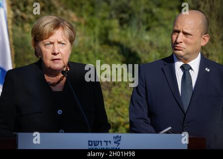 Jérusalem, Israël.10 octobre 2021.(La chancelière allemande sortante Angela Merkel (L) s'adresse aux médias lors de sa visite à Yad Vashem, le Centre mondial de commémoration de l'Holocauste, à Jérusalem, le 10 octobre 2021.Merkel a commencé sa visite en Israël dimanche matin, marquant son dernier voyage officiel dans le pays avant son départ.(JINI via Xinhua) Credit: Xinhua/Alay Live News Banque D'Images