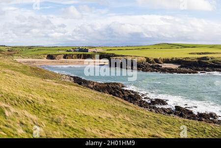 Un panorama à plusieurs images de vagues s'écrasant dans des rochers sur le bord de Porth Nobla sur l'île d'Anglesey, au nord du pays de Galles vu en octobre 2021. Banque D'Images