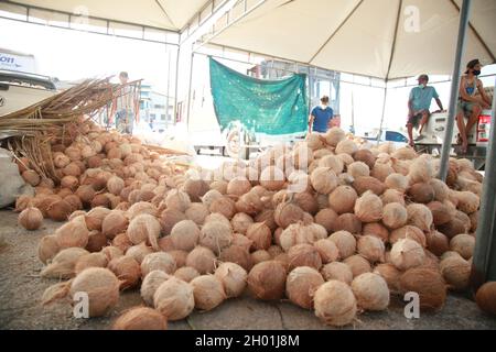 conde, bahia, brésil - 9 octobre 2021: Commerce de noix de coco sèche dans une foire de la ville de Conde, côte nord de Bahia. Banque D'Images