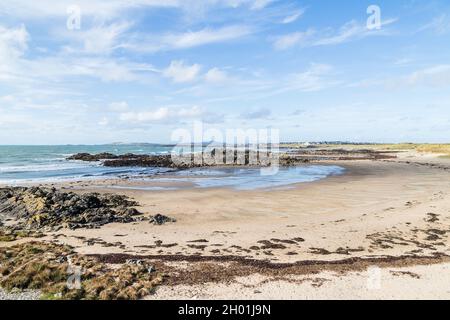 Plage de sable à Porth Trecastell sur la côte d'Anglesey, au nord du pays de Galles, vue à l'automne 2021. Banque D'Images