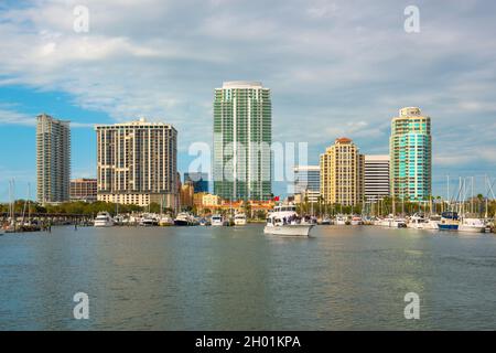 Les gratte-ciel modernes de la ville incluent Signature place, Bayfront Tower, One St. Petersburg et Ovation Building depuis Demens Landing Park dans le centre-ville de St. Peters Banque D'Images