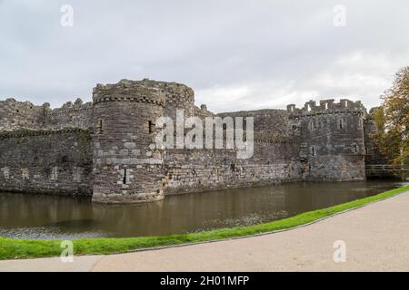 Château de Beaumaris vu depuis le bord de la route à Anglesey, sur la côte nord du pays de Galles, en octobre 2021. Banque D'Images