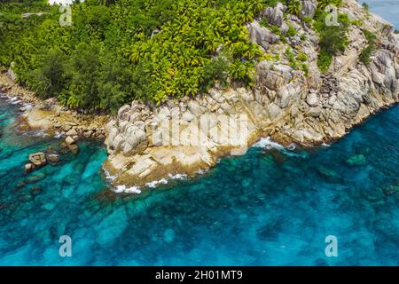 Vue aérienne hélicoptère drone d'une eau turquoise et cristalline des rochers de granit. L'île de La Digue Seychelles Banque D'Images