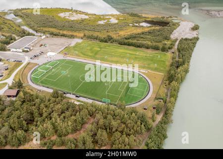 Vue aérienne du terrain de football du village de LOM, parc national de Jotunheimen, Norvège Banque D'Images