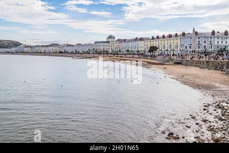 Hôtels colorés sur le front de mer de Llandudno vus à marée haute en octobre 2021 dans le nord du pays de Galles. Banque D'Images