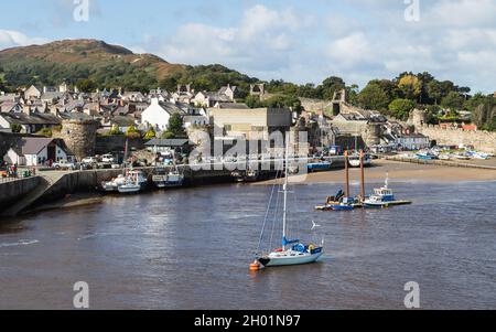 Marée basse au port de Conwy, dans le nord du pays de Galles, capturée en octobre 2021. Banque D'Images