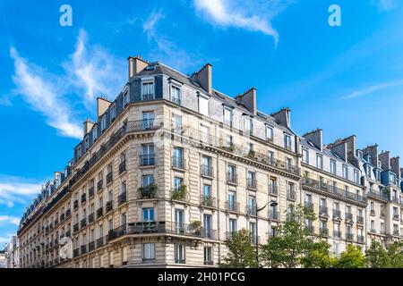 Paris, bâtiment typique boulevard Parmentier, dans le 11ème arrondissement, façade typiquement parisienne Banque D'Images