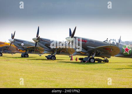 spitfires Supermarine alignés sur la ligne de vol de Duxford Banque D'Images