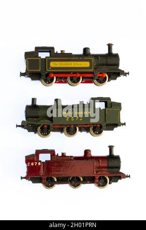 trois modèles de trains sur fond blanc et simple adaptés à une utilisation sur carte de voeux. chemins de fer et trains, modèles de chemins de fer, modèles de locomotives à vapeur. Banque D'Images