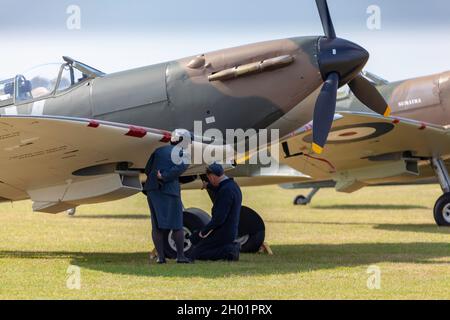 spitfires Supermarine alignés sur la ligne de vol de Duxford Banque D'Images