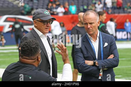 Woody Johnson, propriétaire des New York Jets, et Christopher Johnson, PDG, avant le match de la NFL International Series contre les Atlanta Falcons à Tottenham Hots Banque D'Images