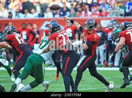 Le quarterback des Atlanta Falcons Matt Ryan (2) lance un pass contre les New York Jets lors d'un match de la NFL International Series au Tottenham Hotspur Stadium Banque D'Images