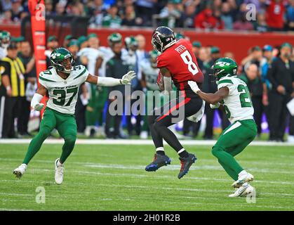 Atlanta Falcons Tight End Kyle Pitts (8) recueille un col avec les New York Jets défensif dos Sharrod Neasman (35) et le cornerback Brandin Echols (26) clo Banque D'Images