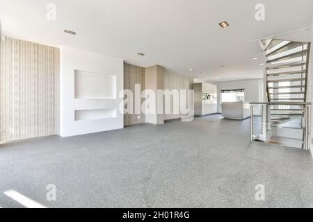 Une photo intérieure d'un salon vide sans meubles Banque D'Images