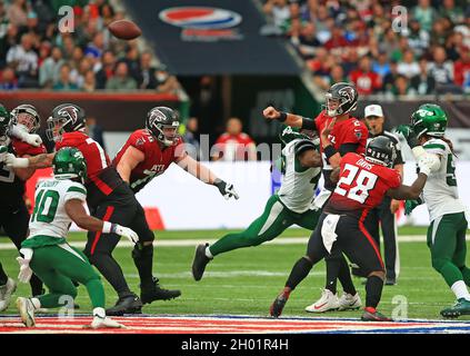 Le quarterback des Atlanta Falcons Matt Ryan (2) lance un pass lors d'un match de la NFL International Series contre les New York Jets au Tottenham Hotspur Stadium Banque D'Images