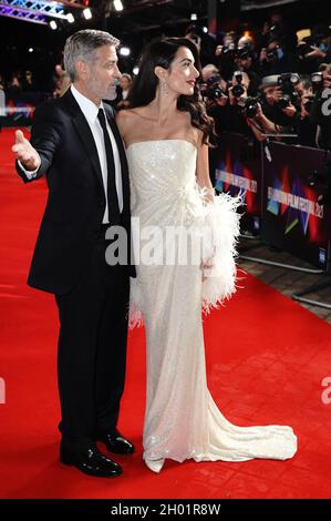 George Clooney et sa femme Amal arrivent pour la première britannique du 'The Tender Bar', au Royal Festival Hall de Londres pendant le BFI London film Festival.Date de la photo: Dimanche 10 octobre 2021. Banque D'Images