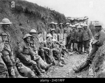 Les soldats des Royal Irish Rifles se reposent pendant les heures d'ouverture de la bataille de la somme.1er juillet 1916. Banque D'Images