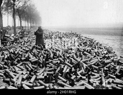 Des montagnes de caisses de coquillages près de la route près des lignes de front.Des millions d'obus ont été tirés lors des bombardements de masse avant un assaut majeur sur les tranchées ennemies. Banque D'Images