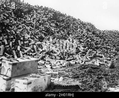 Des montagnes de caisses de coquillages près de la route près des lignes de front.Des millions d'obus ont été tirés lors des bombardements de masse avant un assaut majeur sur les tranchées ennemies. Banque D'Images