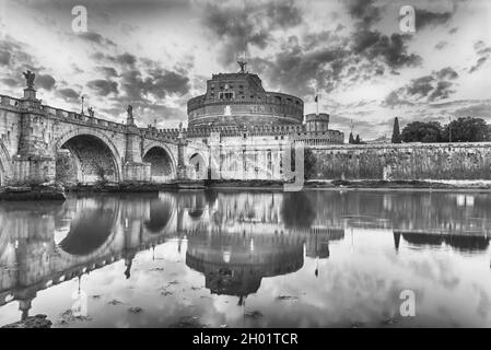 Vue sur Castel Sant'Angelo fortress et pont avec de belles réflexions sur le Tibre à Rome, Italie. Aka Mausolée d'Hadrien, l'immeuble wa Banque D'Images