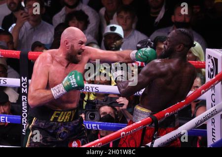 Las Vegas, États-Unis.10 octobre 2021.Deontay Wilder (à droite) élude un jab gauche de Tyson Fury lors du match de boxe 12 tours Tyson Fury contre Deontay Wilder III Heavyweight, à la T-Mobile Arena de Las Vegas, Nevada, le samedi 9 octobre 2021.Photo de James Atoa/UPI crédit: UPI/Alay Live News Banque D'Images